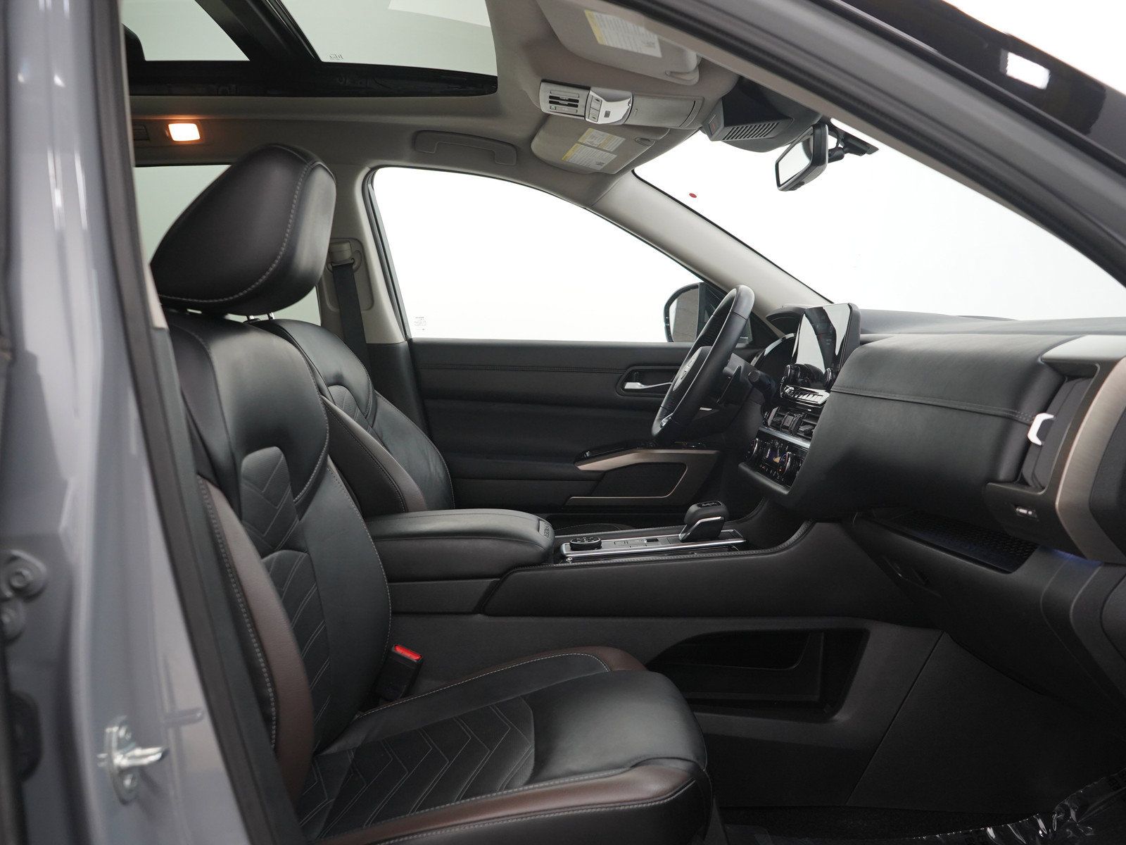 Used 2024 Nissan Pathfinder Platinum AWD/4WD image 15