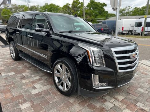 Used 2020 Cadillac Escalade ESV Luxury image 4