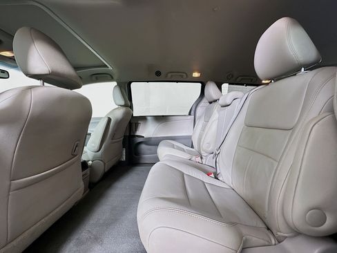 Used 2015 Toyota Sienna XLE FWD image 27