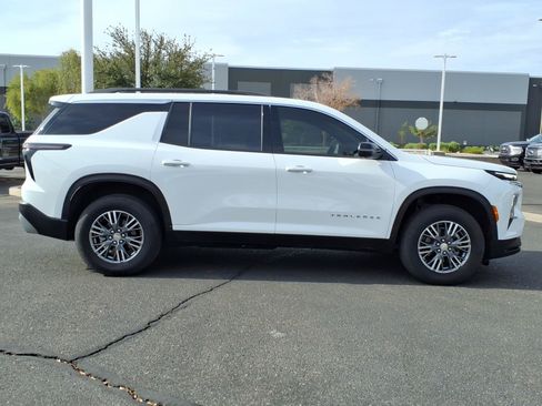 Used 2025 Chevrolet Traverse LT w/ Driver Confidence Package FWD image 6