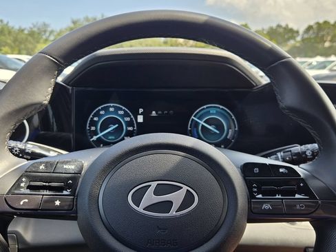 Certified 2025 Hyundai Elantra SEL FWD image 20