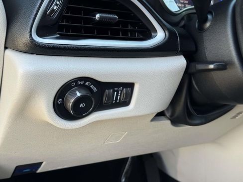 Used 2023 Chrysler Pacifica Touring-L FWD image 9