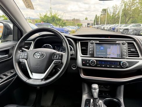 Used 2019 Toyota Highlander XLE AWD/4WD image 28