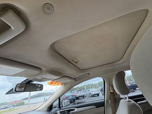 Used 2019 Ford Fusion SE FWD image 9
