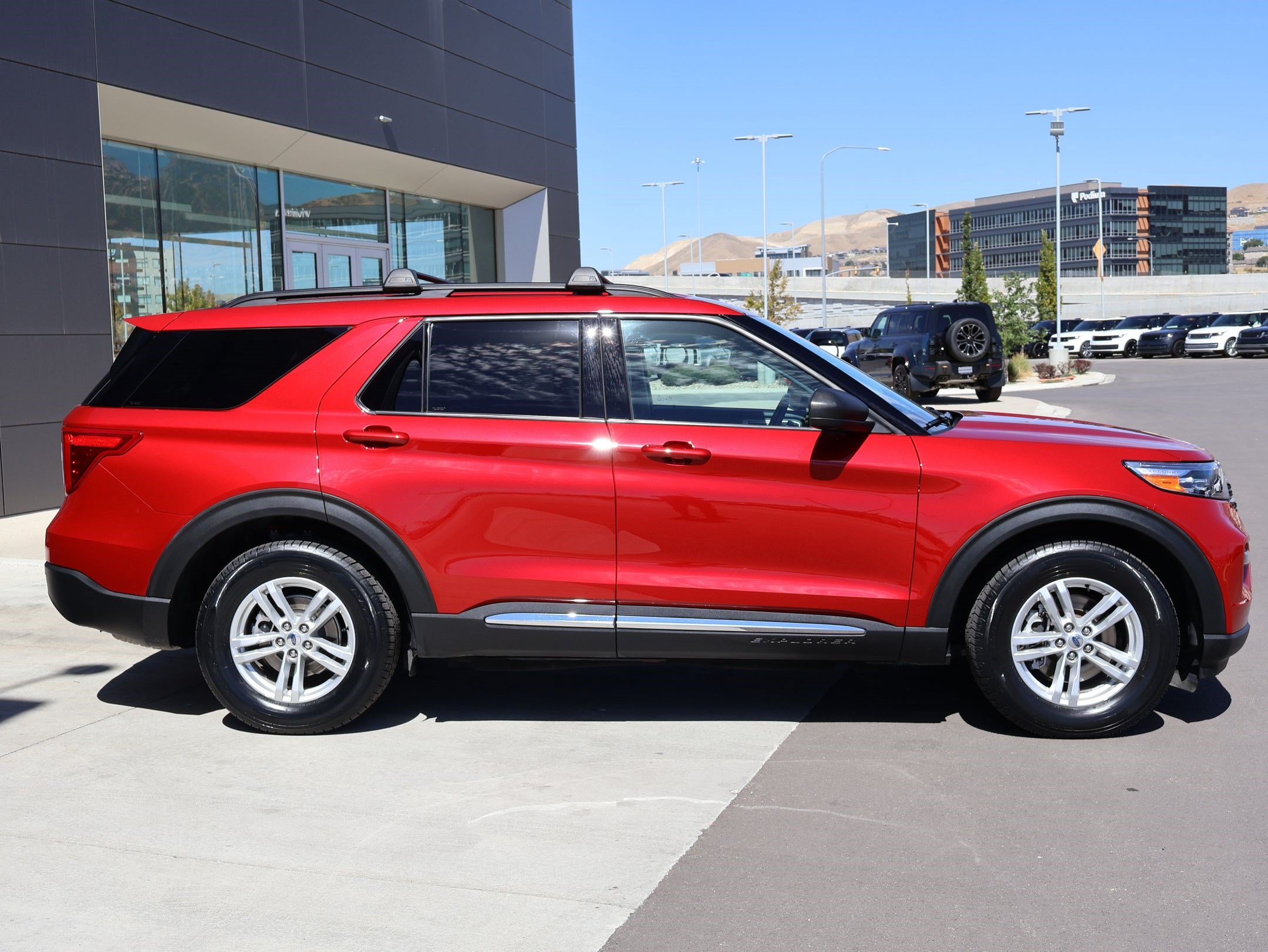 Used 2022 Ford Explorer XLT w/ Equipment Group 202A AWD/4WD image 4