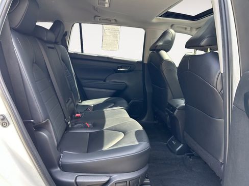 Used 2023 Toyota Highlander XLE AWD/4WD image 24