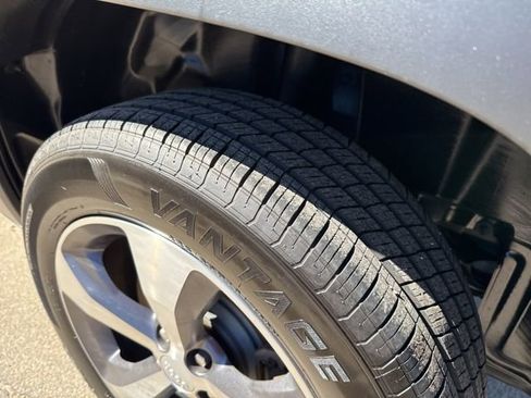 Used 2021 Jeep Cherokee Limited image 10