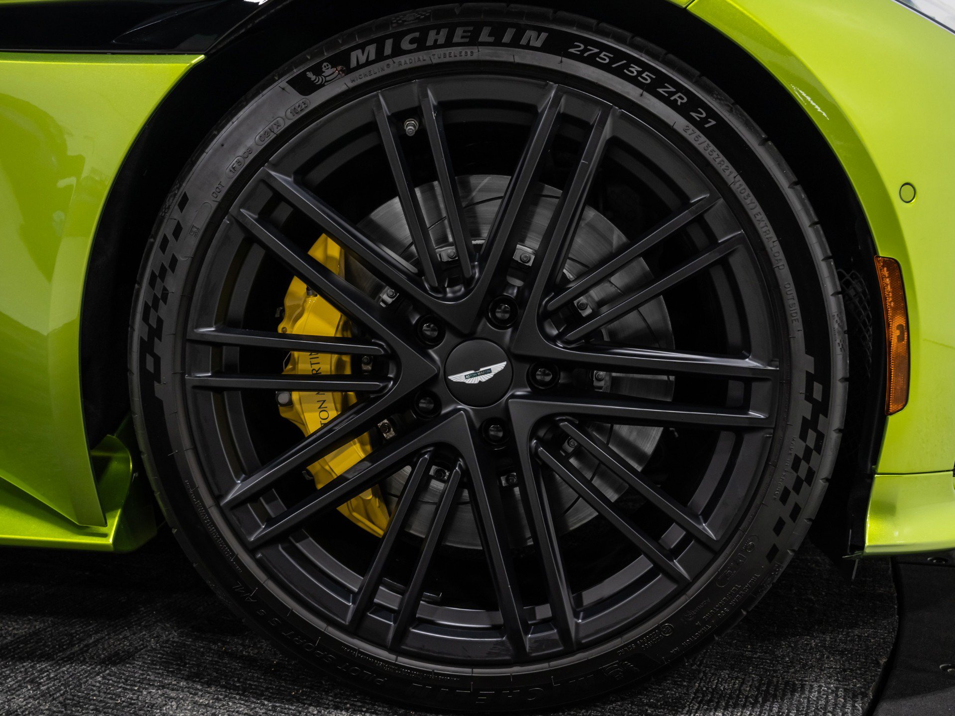 Used 2024 Aston Martin DB12 Coupe RWD image 32