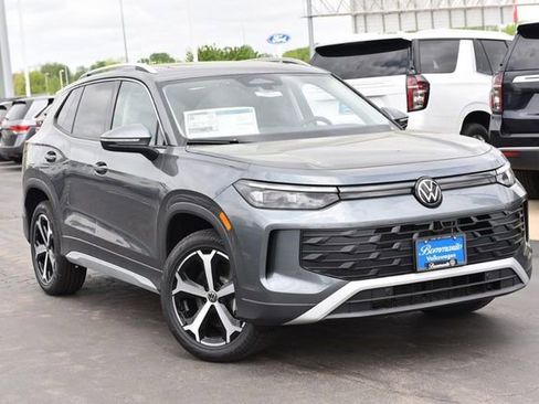 New 2026 Volkswagen Tiguan SE image 2