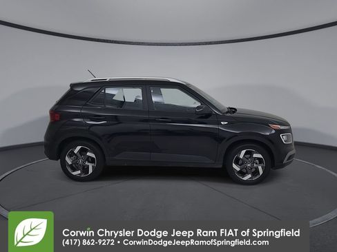 Used 2025 Hyundai Venue SEL FWD image 17