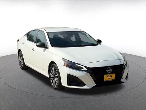 Used 2025 Nissan Altima 2.5 SV FWD image 3