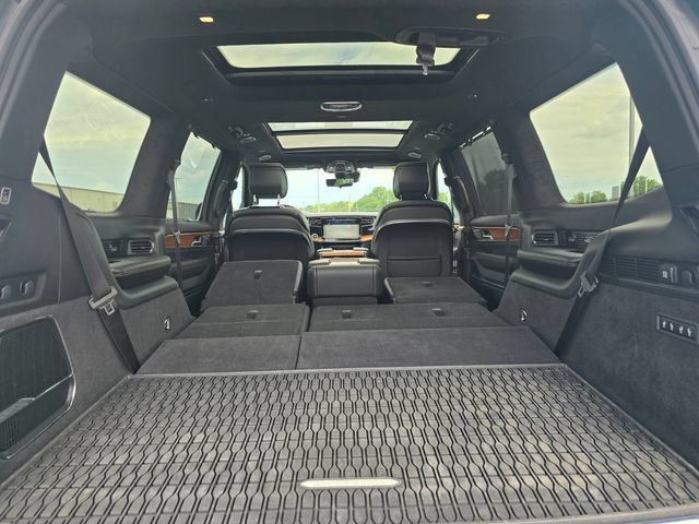 Used 2025 Jeep Grand Wagoneer Series III w/ HD Trailer Tow Package AWD/4WD image 15