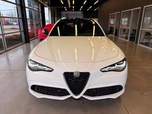Used 2024 Alfa Romeo Giulia Veloce AWD/4WD image 2