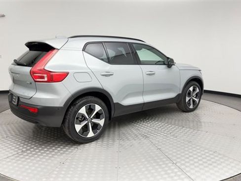 Certified 2025 Volvo XC40 B5 Plus image 2