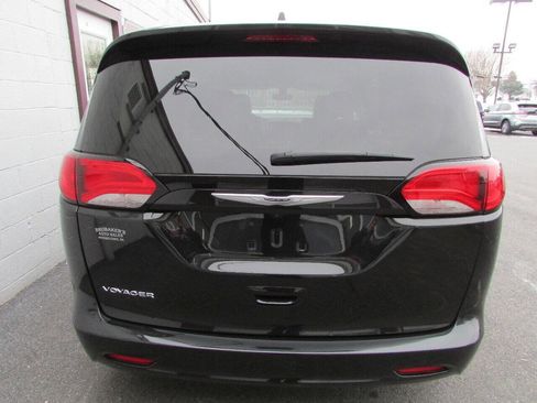 Used 2021 Chrysler Voyager Lxi FWD image 3