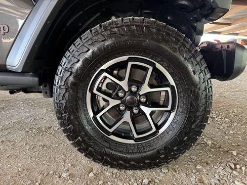 Used 2024 Jeep Gladiator Rubicon w/ Technology Group AWD/4WD image 48