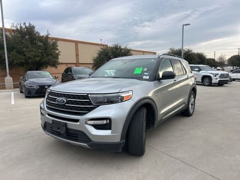 Used 2020 Ford Explorer XLT w/ Equipment Group 202A image 7