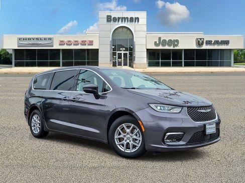 Used 2023 Chrysler Pacifica Touring-L image 2