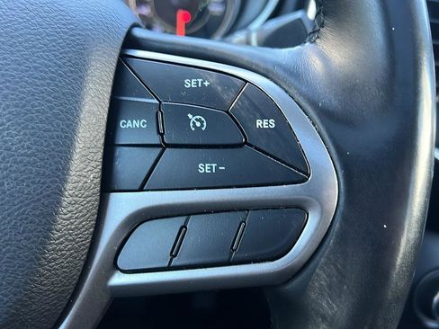 Used 2019 Jeep Cherokee Latitude Plus w/ Comfort/Convenience Group AWD/4WD image 36