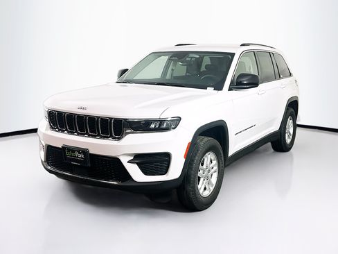Used 2023 Jeep Grand Cherokee Laredo AWD/4WD image 3