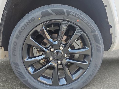 Used 2020 Jeep Grand Cherokee Altitude AWD/4WD image 30