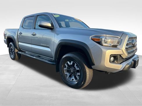 Used 2017 Toyota Tacoma TRD Off-Road image 7