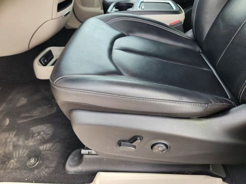 Used 2024 Chrysler Pacifica Touring-L FWD image 24