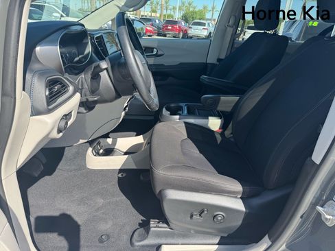 Used 2021 Chrysler Pacifica Touring w/ Cold Weather Group AWD/4WD image 9