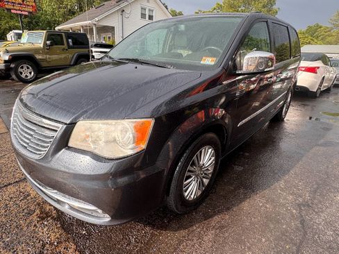Used 2014 Chrysler Town & Country Touring-L w/ Driver Convenience Group image 4