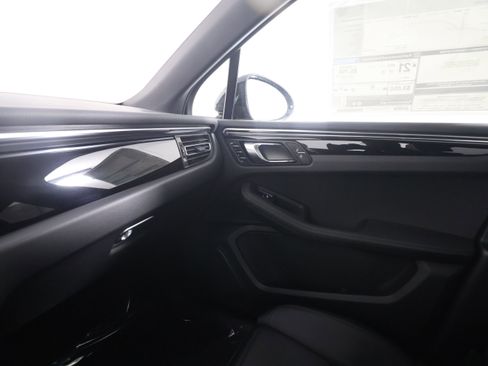 Used 2025 Porsche Macan image 14