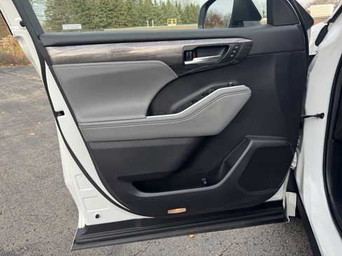 Used 2021 Toyota Highlander Limited image 16