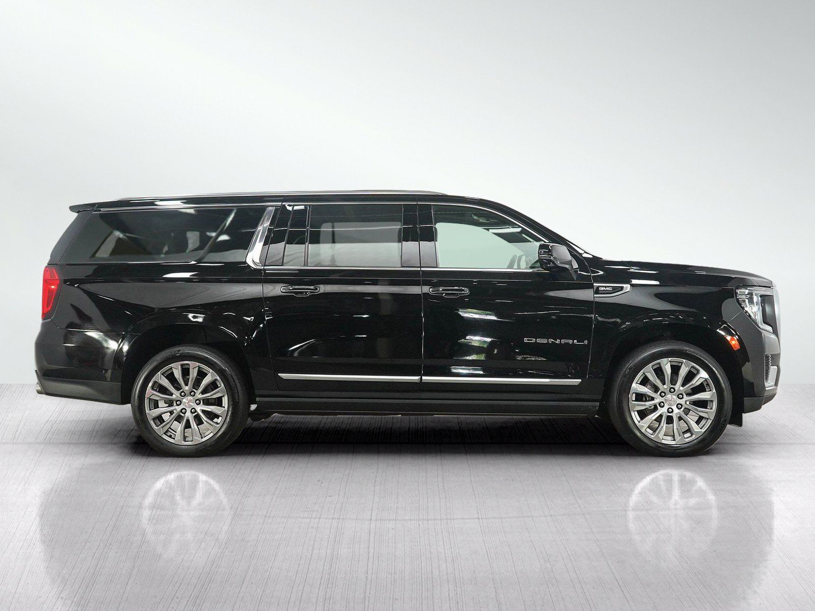 Used 2021 GMC Yukon XL Denali w/ Denali Premium Package AWD/4WD image 6