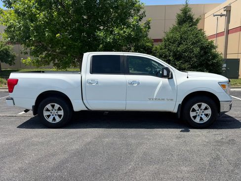 Used 2018 Nissan Titan SV w/ SV Convenience Package AWD/4WD image 7