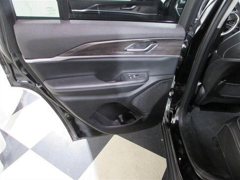 Used 2023 Jeep Grand Cherokee Limited image 35