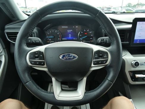 Used 2022 Ford Explorer XLT w/ Equipment Group 202A AWD/4WD image 38