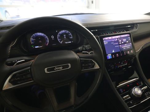 Used 2025 Jeep Grand Cherokee Summit AWD/4WD image 17