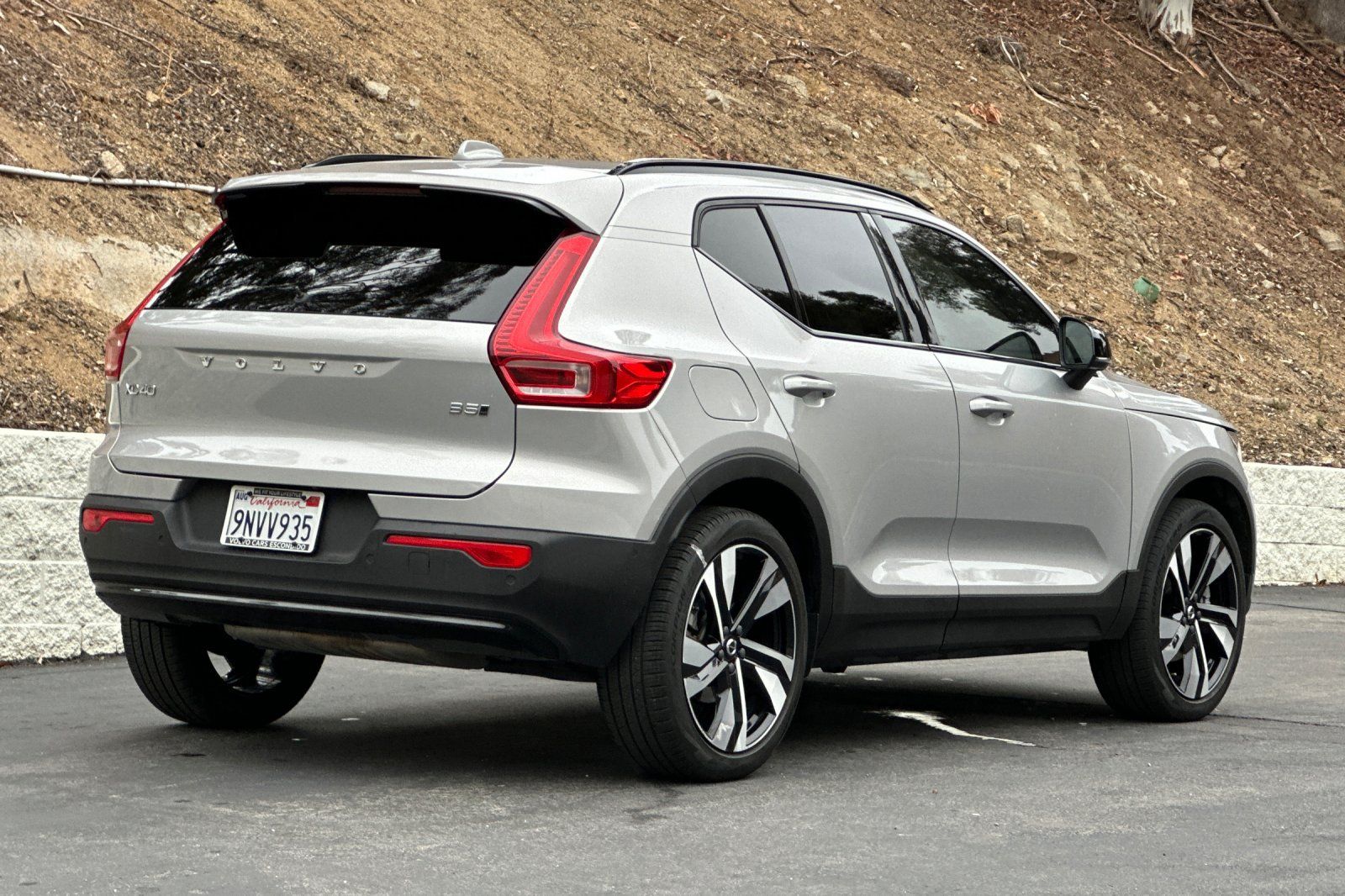 Certified 2024 Volvo XC40 B5 Plus w/ Climate Package AWD/4WD image 4