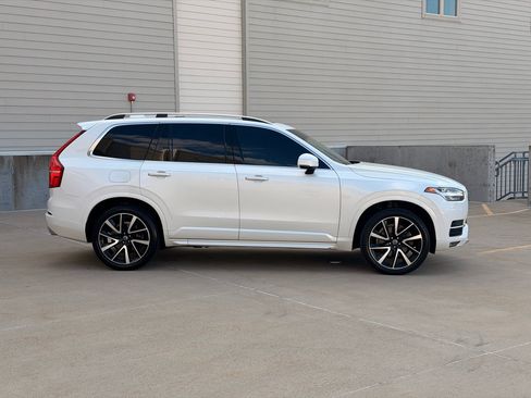 Used 2018 Volvo XC90 T6 Momentum w/ Momentum Plus Package AWD/4WD image 2