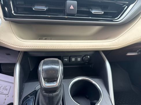 Used 2021 Toyota Highlander XLE FWD image 21