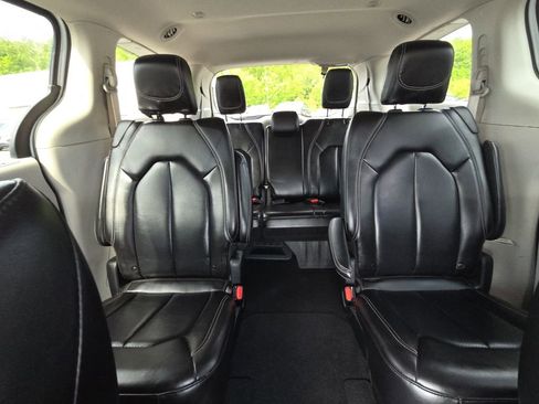 Used 2023 Chrysler Pacifica Touring-L FWD image 25