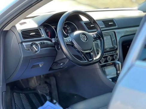 Used 2018 Volkswagen Passat 2.0T SE FWD image 11