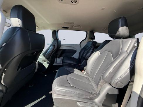 Used 2023 Chrysler Pacifica Touring-L FWD image 19