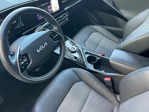 Used 2023 Kia Niro EX w/ EX Cold Weather Package FWD image 9