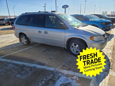 Used 2005 Dodge Grand Caravan SXT image 3