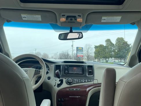 Used 2013 Toyota Sienna XLE w/ Entertainment Pkg image 38