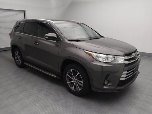 Used 2019 Toyota Highlander XLE FWD image 11