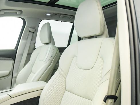 Certified 2025 Volvo XC90 T8 Ultra w/ Protection Package Premier AWD/4WD image 18