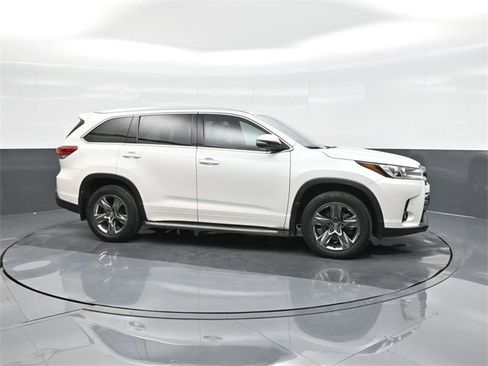 Certified 2019 Toyota Highlander Limited Platinum image 17