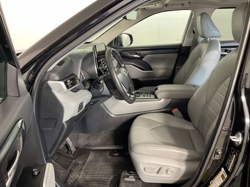 Used 2023 Toyota Highlander XLE AWD/4WD image 19