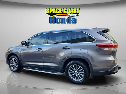 Used 2019 Toyota Highlander XLE AWD/4WD image 11